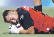  ??  ?? Pérez se aferra a la pelota en el partido contra la UC.