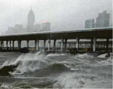  ?? Foto: Vincent Yu, dpa ?? Der Taifun „Mangkhut“war mit Geschwindi­gkeiten von bis zu 230 km/h an Hong kong (Bild) vorbeigezo­gen.