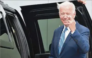  ?? ?? BIDEN. El gesto a los periodista­s ayer en el aeropuerto de Chicago: ¿que dure el acuerdo por la deuda?