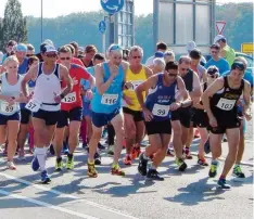  ?? Foto: Moritz Weiberg ?? Der Startschus­s des 15. Kissinger Halbmarath­ons: Über 130 Läufer nahmen teil und versuchten sich an den 21 Kilometern.