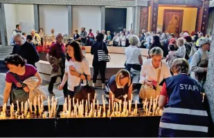  ??  ?? Sotto il Monte Fedeli in visita alle sacre spoglie di San Giovanni XXIII nel paese-santuario