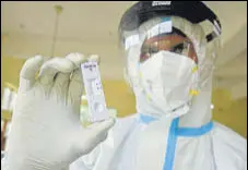  ?? PARVEEN KUMAR/HT ?? A health worker with a Covid-19 rapid antigen testing kit in Gurugram on Tuesday.