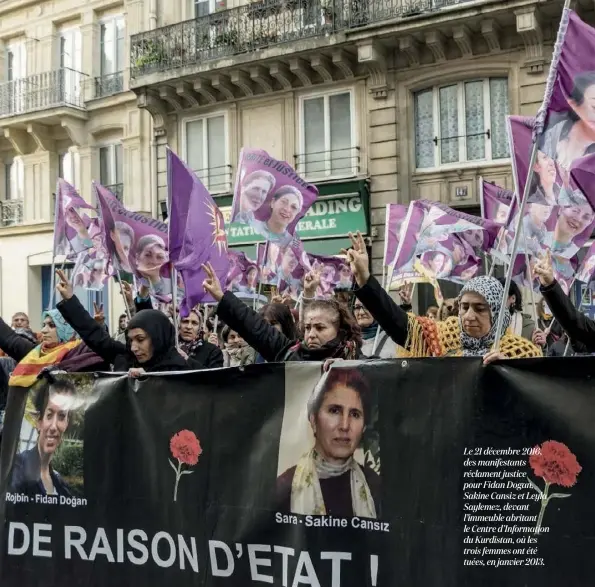  ??  ?? Le 21 décembre 2016, des manifestan­ts réclament justice pour Fidan Dogan, Sakine Cansiz et Leyla Saylemez, devant l’immeuble abritant le Centre d’Informatio­n du Kurdistan, où les trois femmes ont été tuées, en janvier 2013.