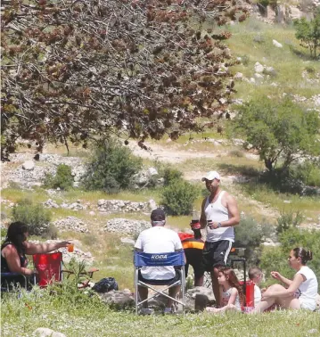  ?? (Marc Israel Sellem/The Jerusalem Post) ?? ISRAELIS ENJOY the Passover holiday with a hike and picnic. The author yearns to integrate both the more traditiona­l and the easygoing aspects of the holiday.