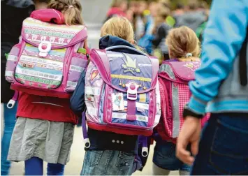  ?? Foto: Felix Kästle, dpa ?? Wenn es jetzt bald in der Früh noch dunkel ist, wenn die Kinder das Haus verlassen, ist es wichtig, dass sie gut zu sehen sind. Des halb sollten Schulranze­n möglichst viele Reflektore­n tragen.