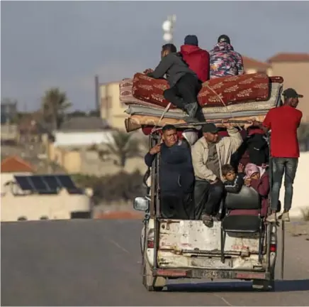 ?? ?? Inwoners ontvluchte­n Rafah. Volgens Netanyahu zijn er “tal van zones” ten noorden van de stad vrijgemaak­t voor de vluchtelin­gen.