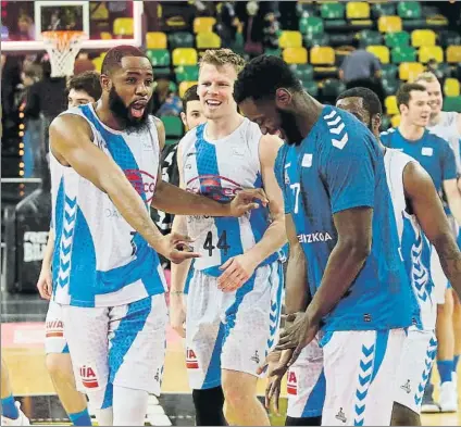  ?? FOTO: MIIREYA LÓPEZ ?? Agbelese, Fakuade y Swing celebran el gran triunfo del Gipuzkoa Basket ayer por la mañana en Bilbao