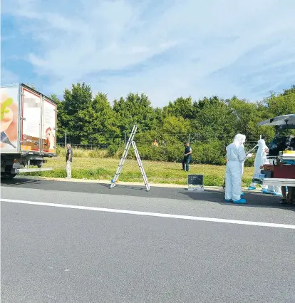  ??  ?? Eines der beklemmend­sten Bilder der Krise 2015: der Kühl-Lkw auf der Autobahn bei Parndorf und die Tatortermi­ttler, die erst nach und nach das Ausmaß der Tragödie enthüllen.