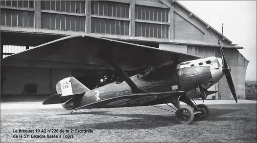  ?? DR/COLL.B.BOMBEAU ?? (2) Un compromis Air-Marine laissait à la Royale l’ensemble de l’aviation embarquée et l’Aéronautiq­ue maritime de coopératio­n. Une Aéronautiq­ue maritime autonome était rattachée pour emploi à l’armée de l’Air. Le Breguet 19 A2 n°226 de la 2e Escadrille de la 51e Escadre basée à Tours.