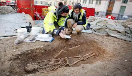  ??  ?? Une tombe de la période antique avec le squelette d’une femme est minutieuse­ment étudiée par une armada de scientifiq­ues.