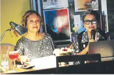  ??  ?? María Halina Vela y Anarella Vélez durante una lectura poética en Café Paradiso.