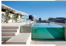  ??  ?? La terraza El complejo de cuatro
estrellas superior cuenta con un sky bar y
piscina en el ático.