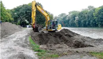  ?? Foto: Silvio Wyszengrad ?? Für den Wasserspie­lplatz wird derzeit das Lechufer abgeflacht.