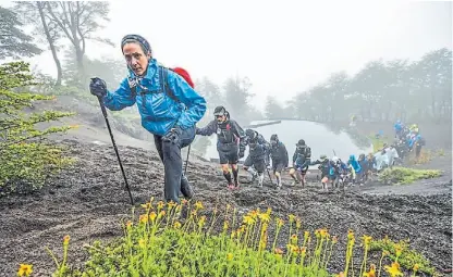  ??  ?? El Cruce Columbia. Se corre desde hace 14 años en la Patagonia, en febrero. El recorrido une Chile y la Argentina. Es una competenci­a de más de 100 kilómetros, divididos en tres etapas.