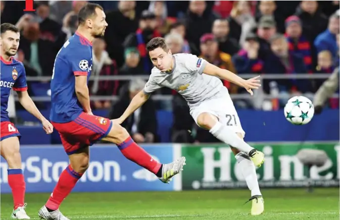  ?? — AFP ?? MOSCOW: CSKA Moscow’s defender from Russia Sergey Ignashevic­h (L) and Manchester United’s midfielder from Spain Ander Herrera vie for the ball during the UEFA Champions League Group A football match between PFC CSKA Moscow and Manchester United FC in...