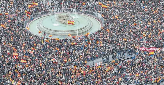  ?? AFP ?? Protesta. La manifestac­ión en las inmediacio­nes del Palacio de Cibeles en la capital española, con banderas nacionales.