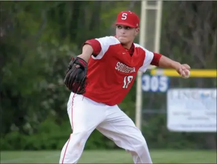  ?? GENE WALSH — MEDIANEWS GROUP ?? Souderton’s Jordan Morales pitches against Central Bucks South.