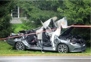  ?? PHOTO D’ARCHIVES, AGENCE QMI ?? La voiture dans laquelle prenaient place les cinq jeunes n’était qu’un amas de ferraille après l’accident, survenu le 9 octobre 2017, sur le boulevard Base-de-Roc, à Joliette.