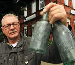  ?? FOTOS (5): HARTMUT SCHWARZ ?? Harty Eger hat seinen Garten gegenüber der Gaststätte und in diesem schon eine Vielzahl alter Flaschen „gehoben“.