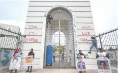  ??  ?? Normalista­s de Ayotzinapa con el rostro cubierto realizaron pintas en la entrada de la Ciudad Judicial; exigen que regresen los 43 estudiante­s con vida.