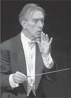  ?? Riccardo Musacchio European Pressphoto Agency ?? METICULOUS Claudio Abbado rehearses with the Berlin Philharmon­ic in 2001. He relied on
preparatio­n in rehearsal to achieve intense spontaneit­y in performanc­e.