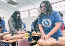  ??  ?? Estudiante­s en Compton aprenden CPR. /CORTESÍA AHA