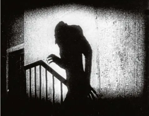  ?? Foto: Akg ?? Szene aus „Nosferatu“(1922) von Friedrich Wilhelm Murnau – der Mutter aller Horrorfilm­e.