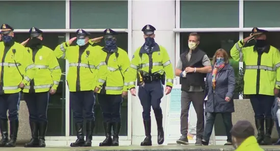  ?? PHOTO COuRTESy WCvb ?? SHOW OF SUPPORT: A line of state troopers salute injured Trooper John Lennon on his release Monday from Massachuse­tts General Hospital.