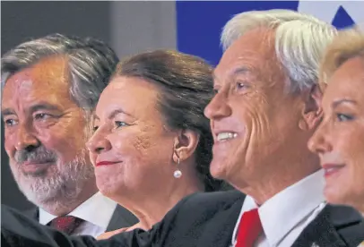  ?? DPA ?? señal de madurez democrátic­a: Piñera y Guillier, con sus mujeres, tras conocerse el resultado