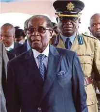  ??  ?? Mugabe diberi tempoh akhir sehingga 12 tengah hari waktu tempatan semalam supaya berundur.