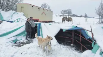  ?? FOTO: BERTHOLD RUESS ?? Die Zirkusleut­e Karina und Stefan Spindler stehen in den Trümmern ihres Zelts. Die Tiere haben zumindest Auslauf.