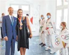  ?? FOTO: ROLF SCHULTES ?? Von Ravensburg­s Oberbürger­meister Daniel Rapp ist die olympische Bronzemeda­illengewin­nerin Anna-maria Wagner geehrt worden. Rechts Wagners langjährig­e Trainerin Christa Hoffmann vom KJC Ravensburg.