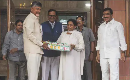  ??  ?? Andhra Pradesh Chief Minister N Chandrabab­u Naidu gifts a box of mangoes to Bahujan Samaj Party (BSP) chief Mayawati in Lucknow yesterday.