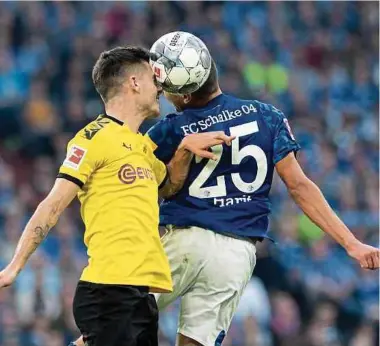  ?? Foto: dpa ?? Schalke mit Amine Harit (r.) ist beim Derby gegen Dortmund und Julian Weigl die bessere Mannschaft, kann aber erneut seine Abschlusss­chwäche nicht ablegen.