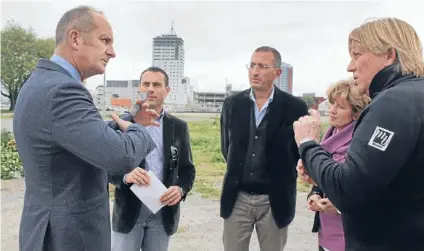  ?? Photo: DEAN KOZANIC/FAIRFAX NZ ?? Sound advice: Architect and TV personalit­y, Kevin McCloud, left, in Christchur­ch to announce the winner of the urban village design for Christchur­ch competitio­n that he judged. He talks with Fabio Parodi, structural engineer, Federico Anselmi,...