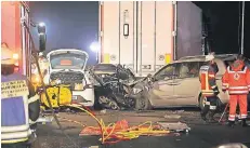  ?? FOTO: DPA ?? Die Fahrzeuge wurden bei der Kollision auf der A7 teils total zerstört.