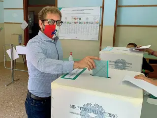  ??  ?? Al voto Giacomo Possamai al momento del voto, domenica, per le elezioni regionali