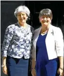  ?? NEIL HALL/REUTERS ?? Theresa May (i) y Arlene Foster.