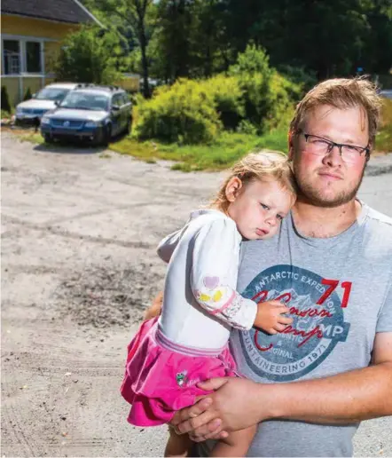  ?? FOTO: JARLE MARTINSEN ?? Tommy Stensland med dattera Victoria på to år. De bor langs E 39, Mandalsvei­en, midt mellom Tredalfabr­ikken og østsiden av Fasselands­vannet.