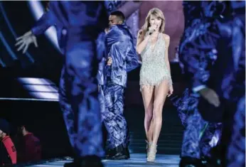  ?? GEORGE PIMENTEL PHOTOS/GETTY IMAGES ?? Taylor Swift focused mainly on glittery production numbers from her album 1989 at the Rogers Centre Friday night.