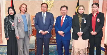  ??  ?? Abang Johari (third left), flanked by Dr Sim (fourth left) and Dr Lo, joins Dr Jamilah (second right) and other WHO delegates in a photo-call at his office.