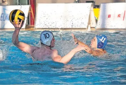  ?? ?? Splash hit Stirling Water Polo’s Murray Dickson (10) is in the GB Under 16 squad for the EU Nations Tournament in Brno