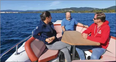  ??  ?? La présence d’une table transforme la partie avant de ce semi-rigide en un agréable carré pour cinq personnes.