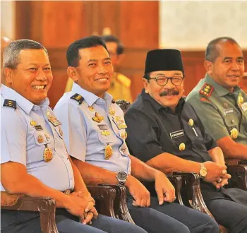  ?? HANUNG HAMBARA/JAWA POS ?? SINERGI: Dari kiri, Aspers KSAU Marsda TNI Anas Sumadi, KSAU Marsekal Madya Yuyu Sutisna, Gubernur Jawa Timur Soekarwo, dan Pangdam V/Brawijaya Mayjen Arif Rahman di Gedung Negara Grahadi, Surabaya, kemarin.