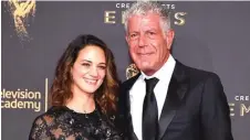  ?? MATTHEW EISMAN/GETTY IMAGES ?? DUNIA KEHILANGAN: Anthony Bourdain dan kekasihnya, Asia Argento, menghadiri sebuah acara tahun lalu. Bourdain meninggal bunuh diri di usia 61 tahun.