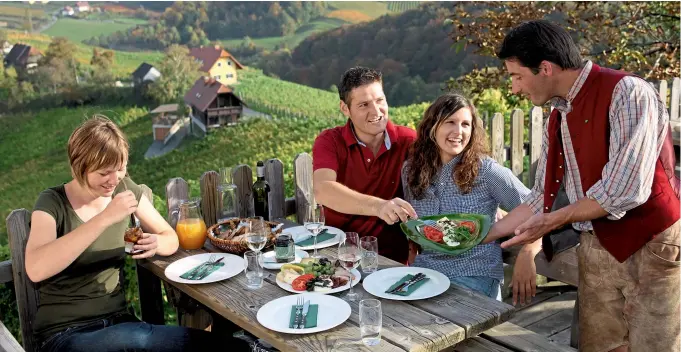  ?? FOTOCREDIT: SCHIFFER-SYMBOL ?? A herrliche Brettljaus­n mit Käferbohne­nsalat, die steirische Gastfreund­schaft und die bezaubernd­e Landschaft sind die Erfolgsfak­toren der Südsteierm­ark.