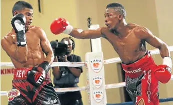  ?? Picture: MARK ANDREWS ?? IT’SSHOWTIME: Kevin Lara from Nicaragua, left, and Yanga “Showtime” Sigqibo square off at the Orient Theatre in East London on Friday. Sigqibo won the bout on points.