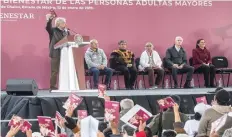  ??  ?? El 13 de enero de este año el presidente Andrés Manuel López Obrador entregó la Cartilla Moral a habitantes del Valle de Chalco, en el estado de México.