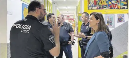  ?? CEDIDA ?? La alcaldesa, Almudena Domingo, conversa con varios policías locales.