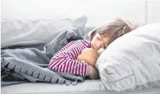  ?? FOTO: IMAGO ?? Laut Kinderärzt­en ist es normal, wenn der Nachwuchs abends schlecht einschläft oder nachts öfter aufwacht.